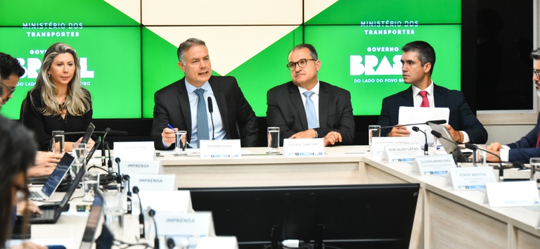 Foto mostrando equipe do Ministério dos Transportes, ministro Renan Filho e diretor-geral da ANTT, Guilherme Theo Sampaio, na coletiva