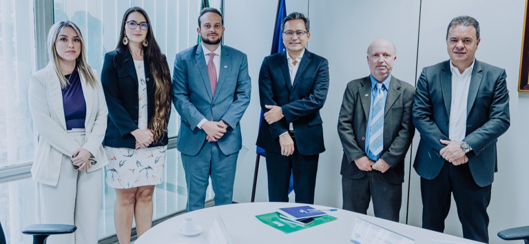 Foto mostrando delegação da ANTT e da Receita Federal do Brasil