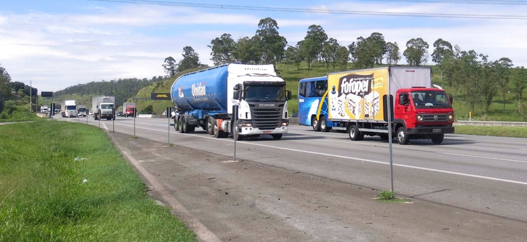 Foto de caminhões de carga circulando em rodovias federais concedidas