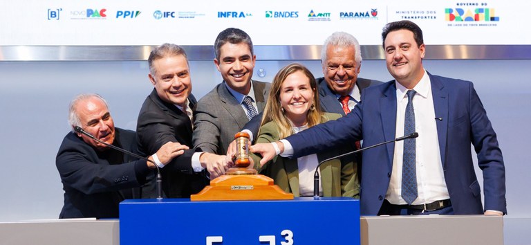 Foto mostrando o diretor-geral e demais autoridades parceiras batendo o martelo na B3 desse leilão
