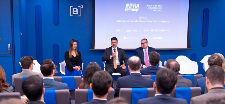 Mesa de abertura com o diretor da ANTT, Felipe Queiroz, falando sobre o InfraTalks