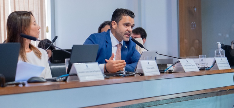 Foto mostrando o diretor-geral substituto da ANTT, Felipe Queiroz, na audiência do Senado