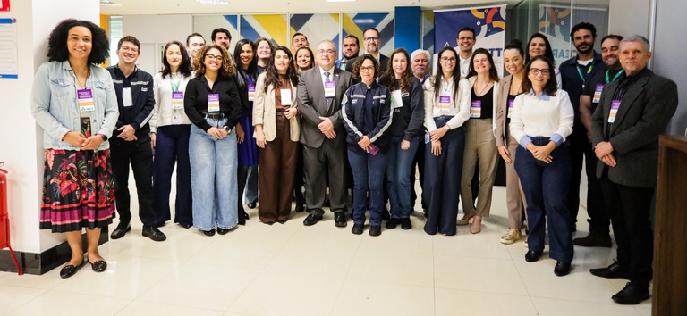Foto mostrando todos os participantes do workshop no CEARTT