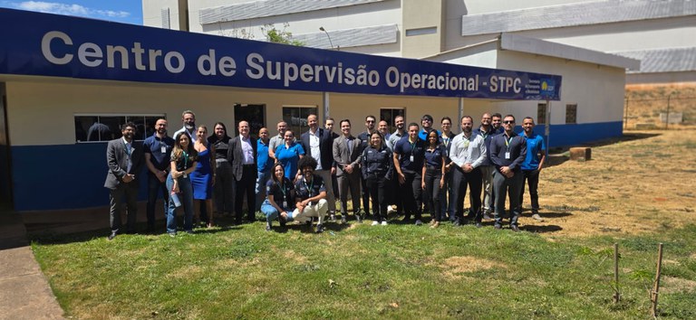 Foto mostrando técnicos da ANTT fazendo visita técnica ao Centro de Supervisão do Transporte Público do DF