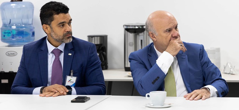 Foto mostrando os diretores da ANTT, Alex Azevedo e Felipe Queiroz, na agenda internacional