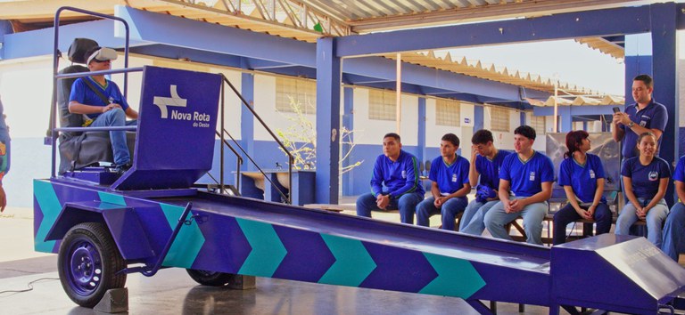 Foto mostrando equipamento da concessionária com os alunos testando