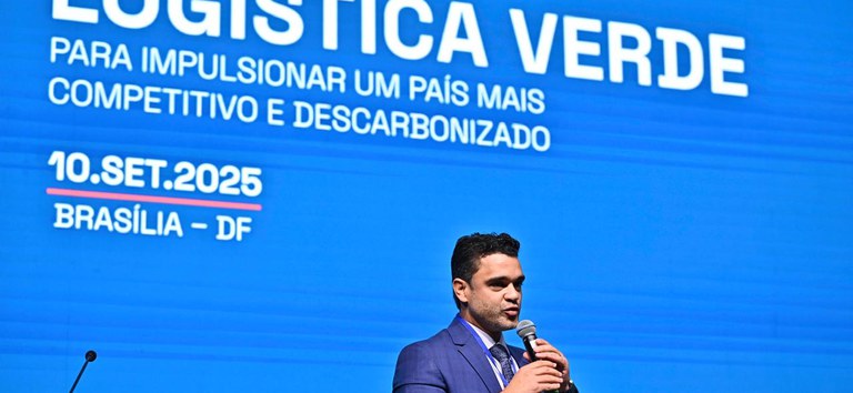 Foto mostrando o diretor da ANTT, Felipe Queiroz, discursando no encerramento do evento