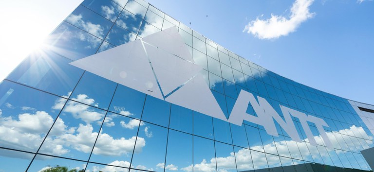 Foto com a fachada da sede da ANTT, em Brasília