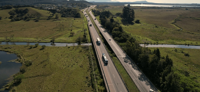 Foto mostrando a BR-101 SC no trecho que será alargado