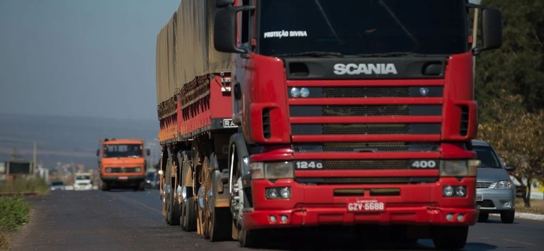 Foto mostrando caminhão de cargas trafegando na rodovia