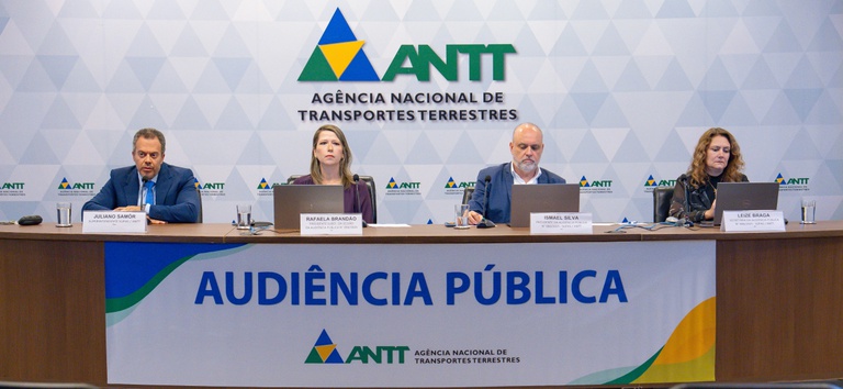 Foto com a mesa diretora durante a audiência pública