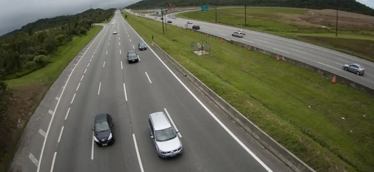 Foto mostrando um trecho de rodovia federal concedida da ANTT
