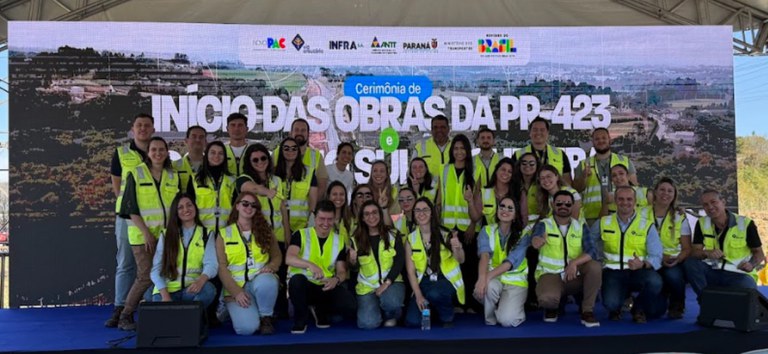 Foto mostrando equipe durante anúncio das obras de duplicação