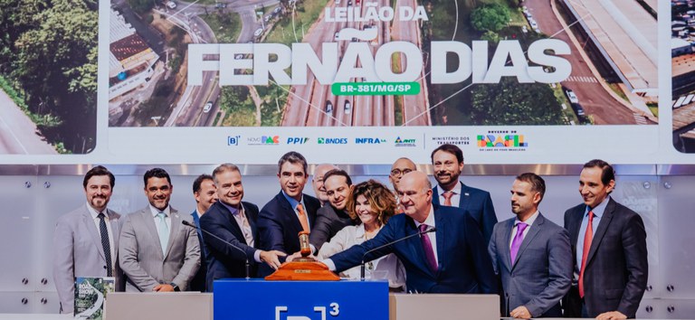 Foto mostrando equipe da ANTT e do Ministério dos Transportes batendo martelo na B3 durante leilão da Fernão Dias