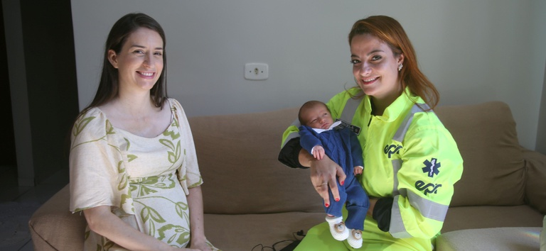 foto de  Andrielle mãe do bebe que nasceu na rodovia com funcionaria da EPR