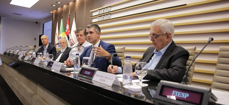 Foto mostrando o DG com delegação da ANTT e FIESP no evento