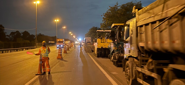 Foto mostrando funcionários da concessionária fazendo intervenção, sinalização e obras em trecho da rodovia