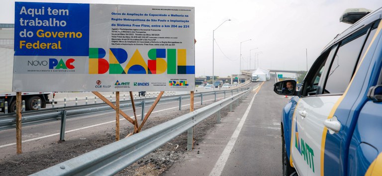 Foto mostrando viatura da ANTT diante da obra entregue