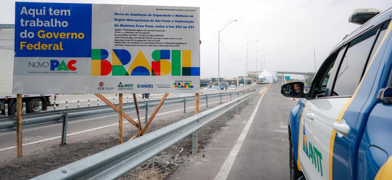 Foto mostrando viatura da ANTT diante da obra entregue