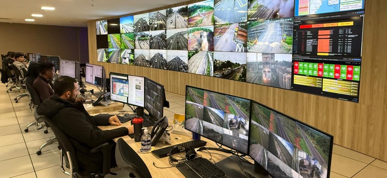 Foto mostrando equipe do CNSO trabalhando em com monitoramento por telas e sistema em tempo real