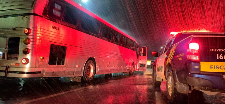 Foto mostrando atuação da ANTT com viatura abordando ônibus