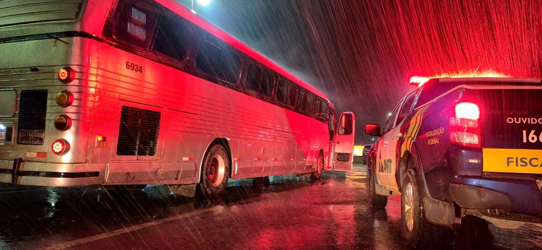 Foto mostrando atuação da ANTT com viatura abordando ônibus