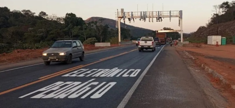 Foto mostrando a rodovia BR-381/MG perto do pórtico do free flow