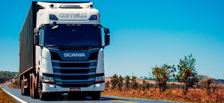 Foto mostrando caminhão transitando em rodovia federal concedida