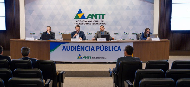 Foto com as autoridades da ANTT durante a audiência pública