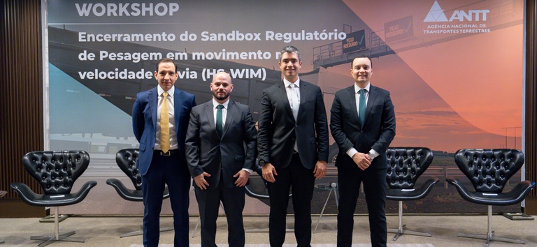 Foto mostrando o DG e autoridades na mesa de abertura do workshop