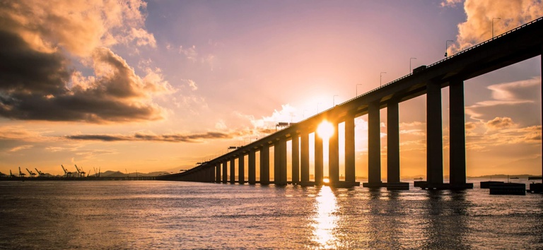 Foto da Ponte Rio-Niterói e por do sol