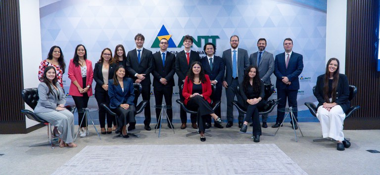 Foto oficial com todos os participantes, professores, alunos FGV e autoridades ANTT