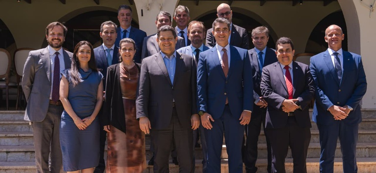 Foto mostrando Davi Alcolumbre e todos os diretores das agências reguladoras