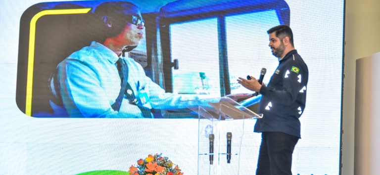 Foto do superintendente de fiscalização da ANTT palestrando no evento