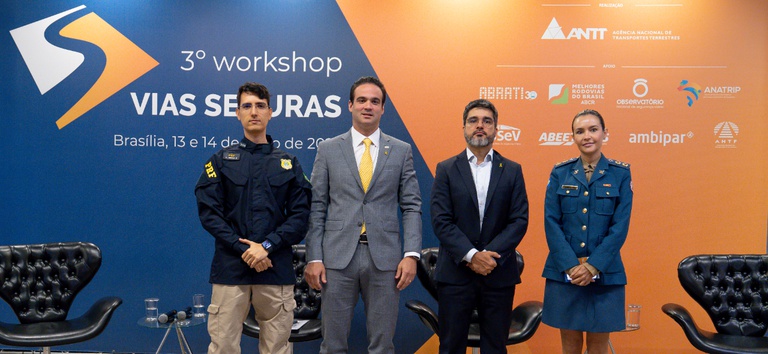 Foto com a diretoria e representantes da mesa de abertura do workshop