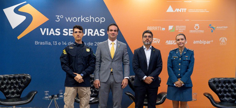 Foto com a diretoria e representantes da mesa de abertura do workshop