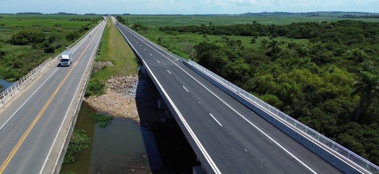 Foto da rodovia BR-116 com a nova ponte entregue