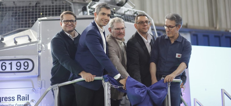 Foto mostrando diretor-geral da ANTT e membros da VLI cortando fita e inaugurando uma das locomotivas