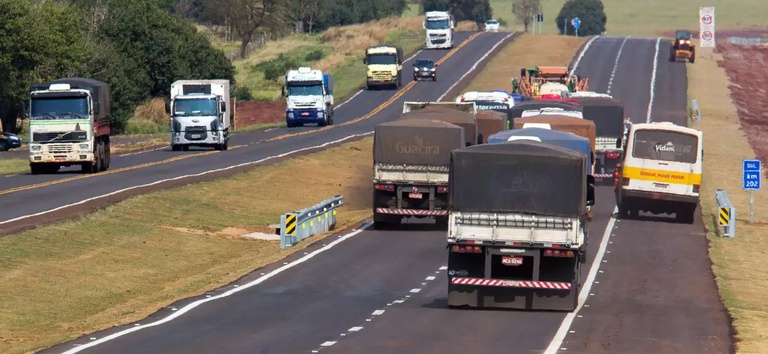 Foto mostrando carros, caminhões e ônibus trafegando na rodovia BR 163/MS
