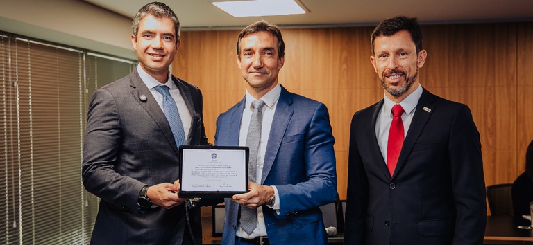 Foto com o DG, auditor da ANTT e da CGU recebendo a premiação