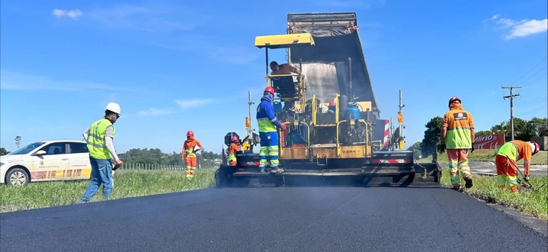 Foto mostrando equipe da concessionária CCR cuidando do pavimento da rodovia