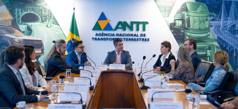 Representantes da IRU visitam a ANTT para fortalecer parcerias no transporte terrestre