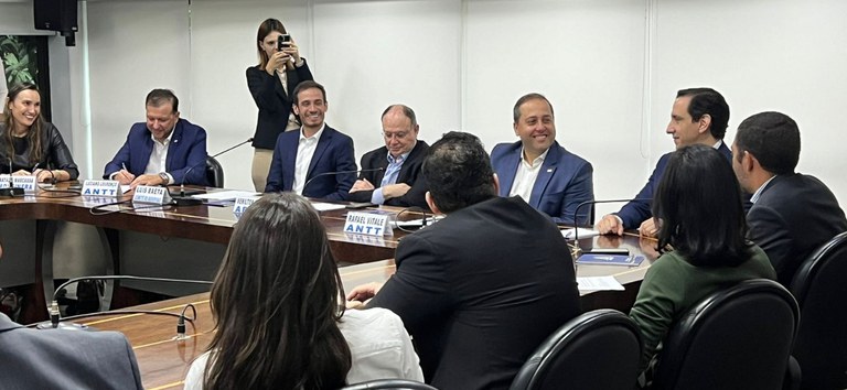 Reunião do Comitê de Rodovias da ABDIB homenageia diretoria da ANTT