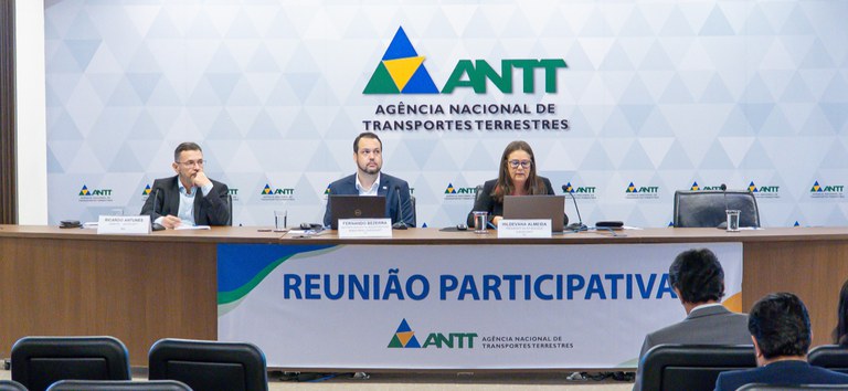 Mesa da reunião participativa com as autoridades
