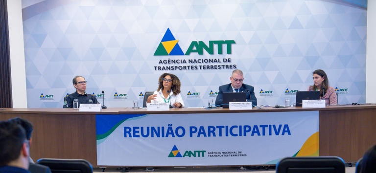 Foto mostrando a mesa diretora, com autoridades da ANTT, na Reunião Participativa nº 6/2025