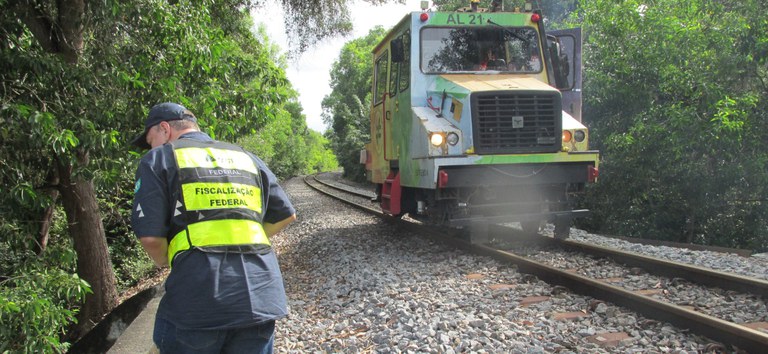 Foto mostrando fiscal em ferrovia concedida da ANTT