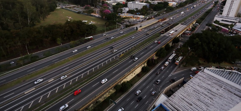 Foto mostrando trecho de rodovia federal concedida