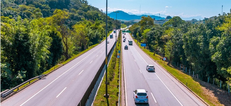 Carros em movimento vistos do alto trafegando na BR 116