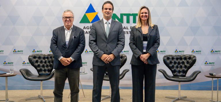 Foto com o diretor do DLA e os demais membros da mesa de abertura