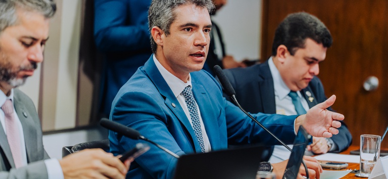 Foto mostrando diretor-geral da ANTT, da ANAC e senador